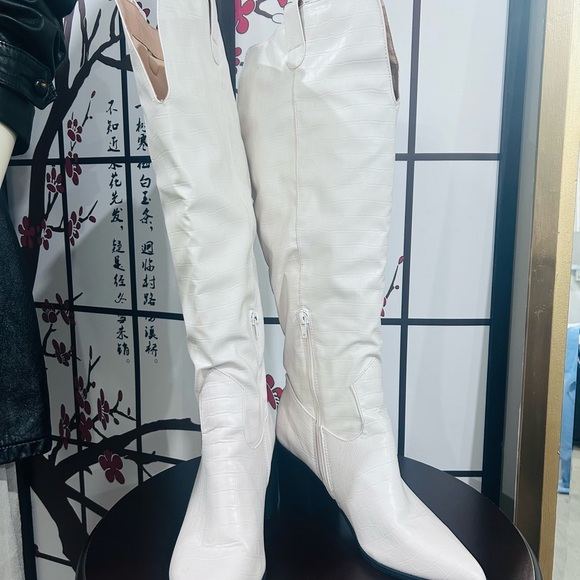 White Heeled Knee-High Boots with Pointed Toe - Picture 2 of 3